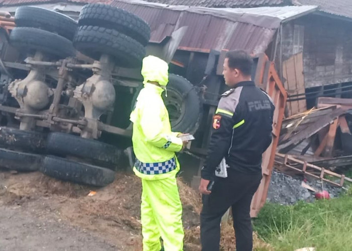 Laka Maut! Ojol Asal Rengas Bandung Tewas Ditabrak Fuso di Senaung