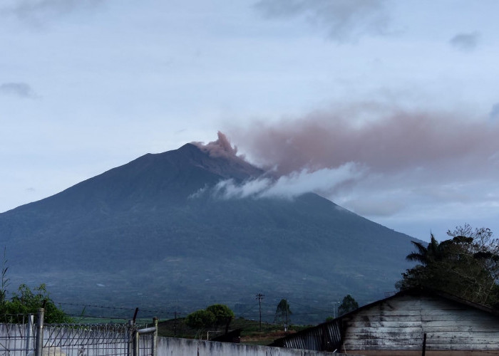 BREAKING NEWS : Gunung Kerinci Kembali Erupsi Semburkan Abu 200 meter