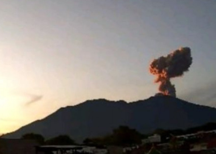 Waspada! Gunung Marapi di Sumbar Semburkan Abu Vulkanik Setinggi 1 Km 
