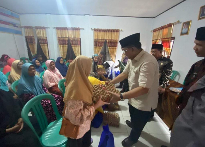 Bupati Tanjabbar Serahkan Bansos kepada Lansia di Kuala Betara