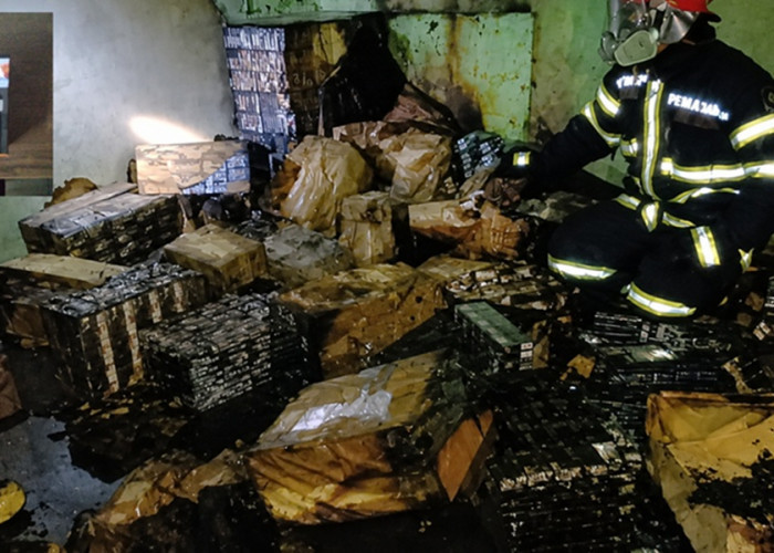 Warga Sungai Kambang Heboh! Rumah yang Diduga Jadi Gudang Rokok Terbakar di Kota Jambi, Merek King Garet