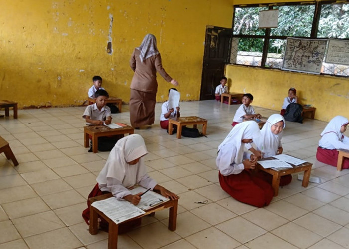 Miris! Siswa Kelas IV SDN 160 Baru Balai Panjang di Bungo Terpaksa Belajar di Lantai