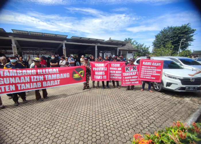 Perusahaan di Tanjab Barat Diduga Lakukan Tambang Ilegal, Puluhan Masyarakat Demo Kantor ESDM Provinsi Jambi