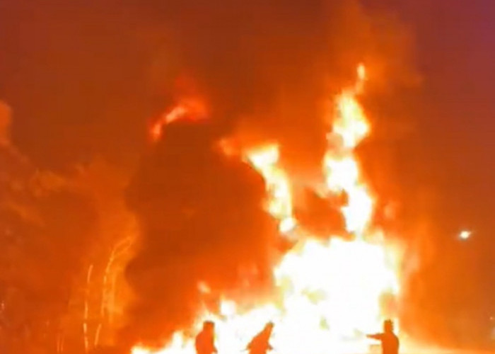 Truk Terbakar Tengah Malam di Bukit Baling Muaro Jambi, Damkar Tempuh Jarak 38 Kilometer