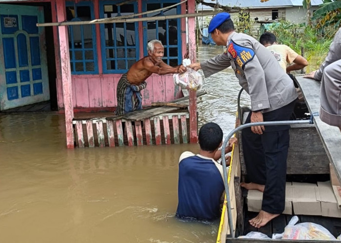 Personel Ditpolairud Polda Jambi Bagikan Sembako ke Korban Banjir di Muaro Jambi