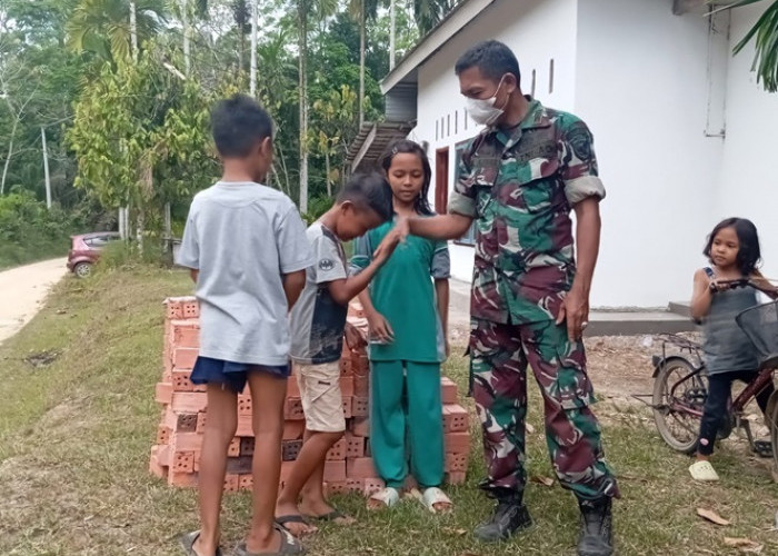 Begini Momen Kedekatan Satgas TMMD ke-121 Kodim 0415/Jambi dengan Anak-anak Desa Suka Maju