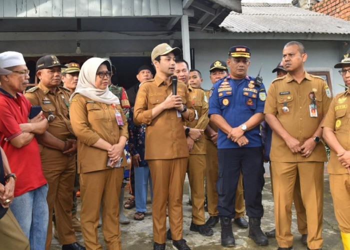 Pastikan Logistik Tersedia, Wawako Diza Cek Dapur Umum dan Salurkan Bantuan