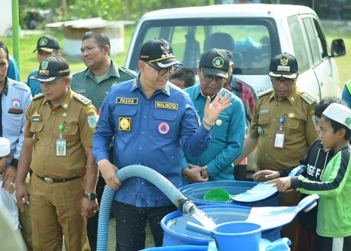 Cepat Tanggap, Fasha Salurkan Air Bersih Kepada Warga Kota Jambi