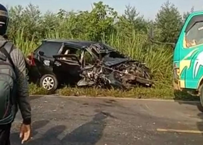 Kecelakaan di Tanjab Timur, 2 Pengendara Terjepit di Badan Mobil Viral di Medsos