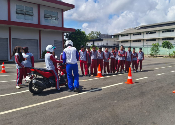 Pahami Perilaku Berkendara yang Bisa Sebabkan Kecelakaan Bersama Safety Riding Sinsen