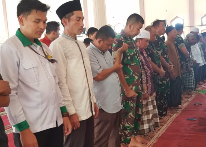 Kapok Sahli Pangdam II/Swj Salat Berjamaah di Lokasi TMMD ke-115 Kodim 0415/Jambi