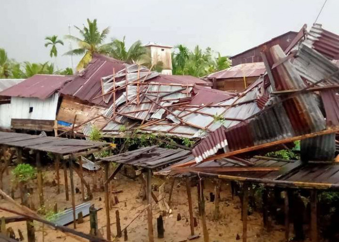 Diterpa Angin Puting Beliung, 10 Rumah Warga di Kuala Jambi Tanjab Timur Mengalami Kerusakan