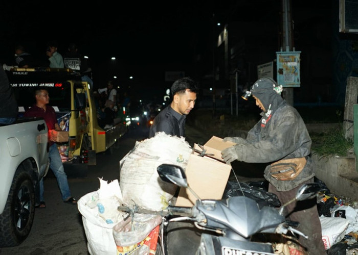 Sahur on The Road Bikin Haru! Ratusan Paket Makanan Dibagikan ke Ojol hingga Petugas Malam di Kota Jambi