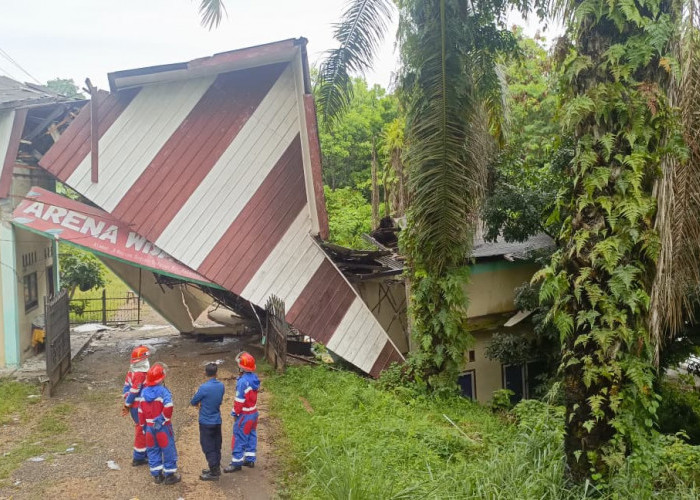 Tim Damkar Jambi Sigap Tangani Bangunan Ambruk Pasca Hujan Lebat