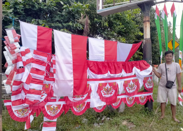 Omzet Pedagang Bendera Merah Putih Jelang HUT RI Bungo Turun 50 Persen
