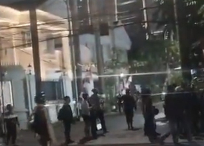 Nah! Perabotan di Rumah Pelawak Sekaligus Anggota DPR RI Eko Patrio Diangkut Massa