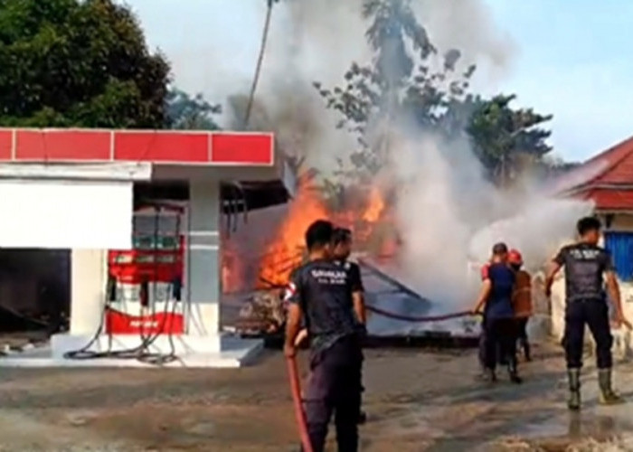 Warung Sembako di Bungo Mendadak Dilalap Api, Pemilik Hanya Bisa Pasrah Saat Dagangan Ludes