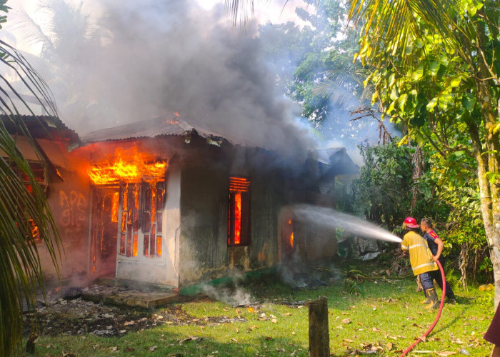 Kebakaran 1 Unit Rumah di Bungo, Diduga  Anak Korban dengan Gangguan Jiwa Bakar Barang di Dalam Rumah 