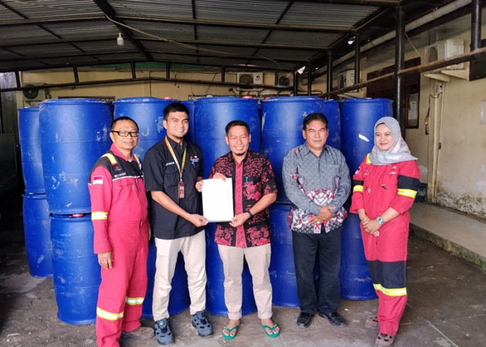 Aksi Tanggap Lingkungan, SKK Migas PetroChina Serahkan 80 Drum Tempat Sampah ke DLH Tanjab Barat