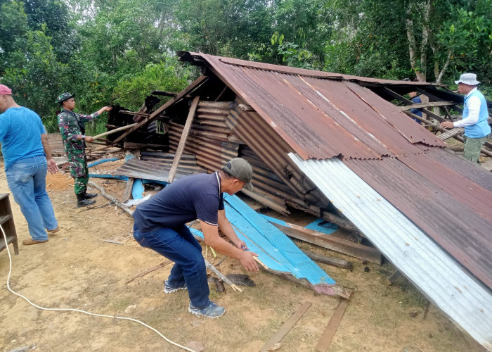 Satgas TMMD ke-121 Kodim 0415/Jambi Bersihkan Rumah Nenek Ngatini yang Sudah Dirobohkan