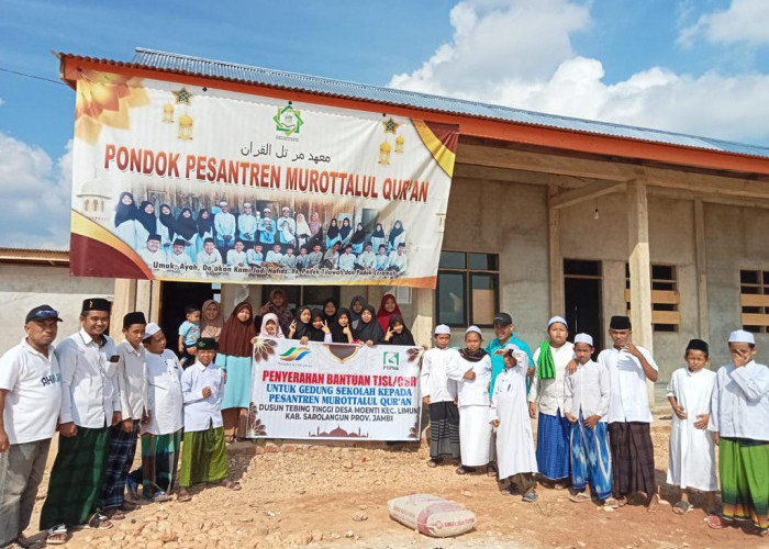 PTPN VI Serahkan 150 Sak Semen ke Pondok Pesantren di Sarolangun