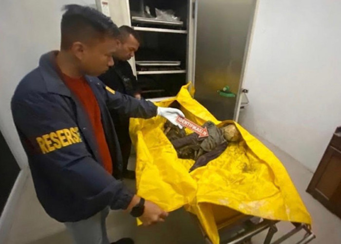 Polisi Bawa Kerangka Manusia yang di Temukan di Pesisir Sungai Sayang Sadu ke RS Bhayangkara