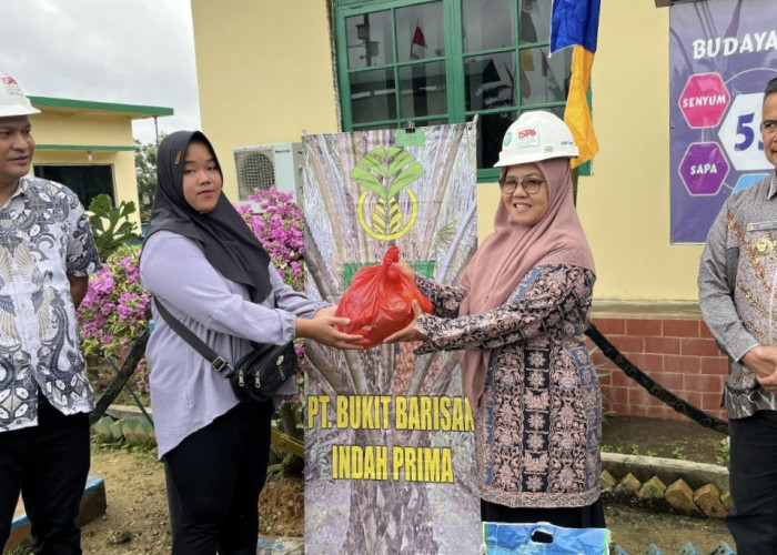 Warga Terima Paket Sembako dari PT BBIP