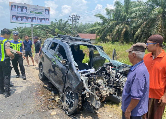 Truk Box Berhenti Mendadak di Jalinsum Sarolangun, Daihatsu Sigra Tabrak Keras! 10 Orang Luka-Luka