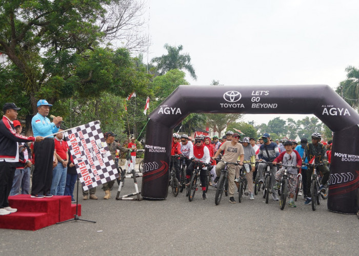 Meriahkan HUT ke-78 RI, Kasrem 042/Gapu Ikut Jalan Santai Bersama Masyarakat