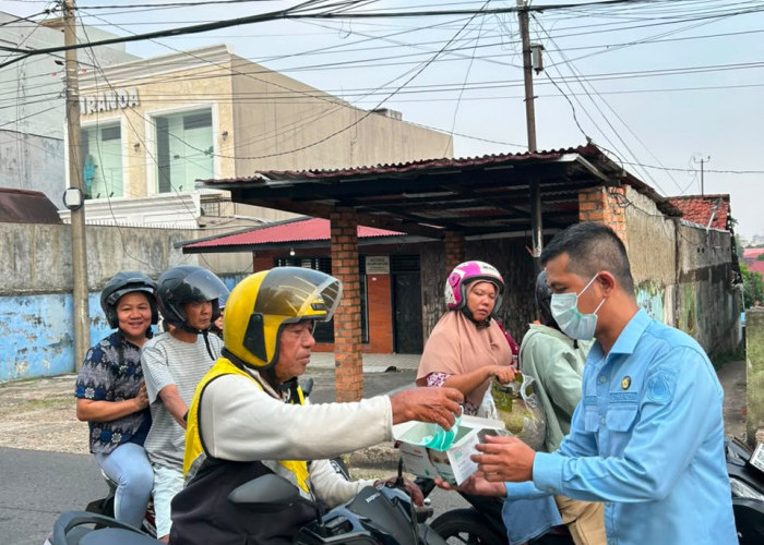 Kualitas Udara Memburuk, Perumda Tirta Mayang Bagikan Masker ke Masyarakat