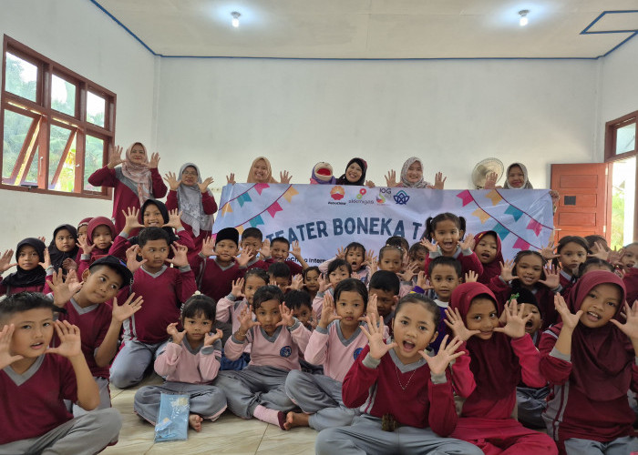 Siswa Dari Dua Desa di Geragai Antusias Menyaksikan Teater Boneka Tangan yang Digelar SKK Migas-PetroChina