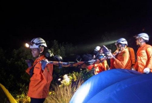 Pendaki Gunung Sindoro Cidera, Tim SAR Lakukan Evakuasi dari Ketinggian 2.300 MDPL 