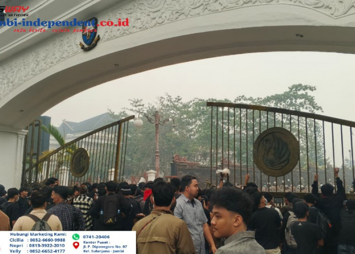 Tuntut Penanganan Karhutla! Massa Aliansi Rakyat Jambi Marah Coba Terobos Rusak Pagar Kantor Gubernur Jambi