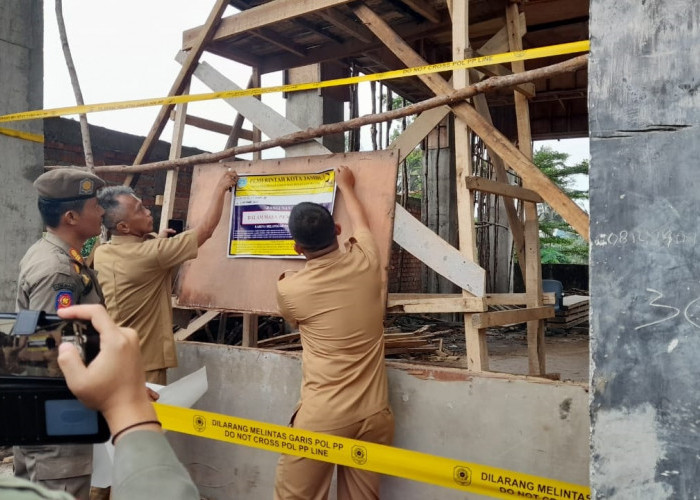 Tak Berizin, Timdu Pemkot Jambi Segel 2 Bangunan di Kecamatan Danau Sipin