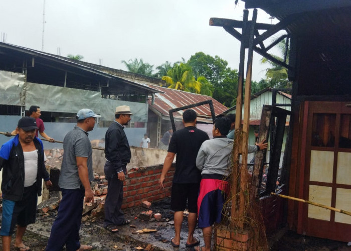 Rumah Makan Ayam Bakar Jogja di Sungai Bahar, Kabupaten Muaro Jambi Hangus Terbakar 