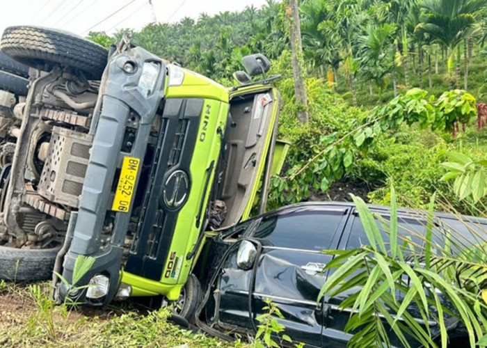 Hino Muatan Batu Bara Terguling Timpa Innova di Lintas Sumatera KM 06 Bungo, Sopir Kabur!