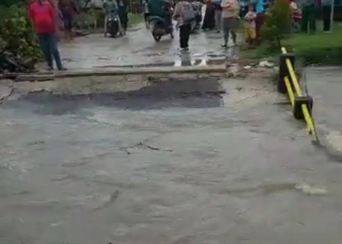 Jembatan Putus Diterjang Banjir, Jalur Sungai Bahar-Jambi Putus