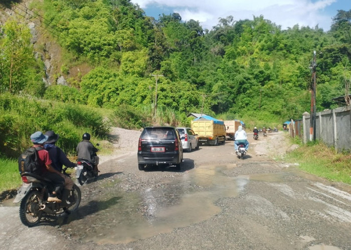 Jelang Mudik Lebaran, Jalan Nasional di Kerinci Rusak Parah, Ternyata Ini Penyebabnya