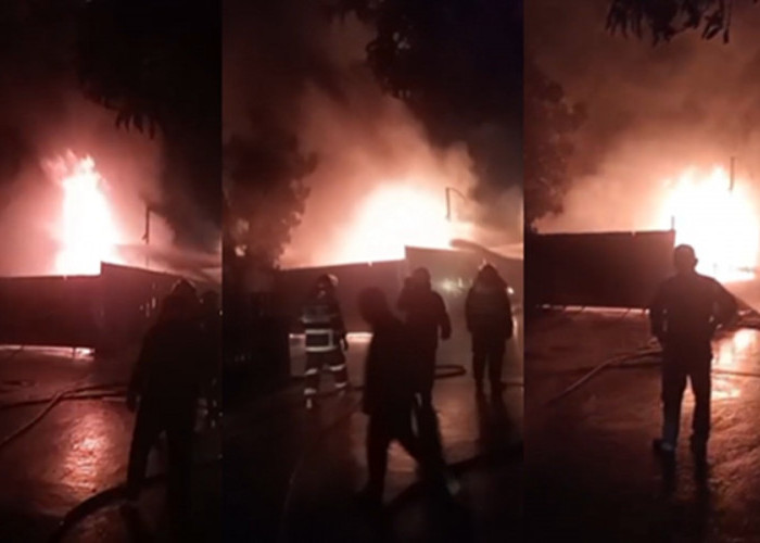 Warga Panik! Bangunan Diduga Gudang Minyak Terbakar Hebat, Kobaran Api Bikin Geger Malam Hari