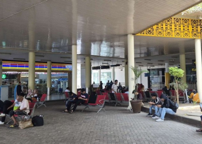 18 Penerbangan Bandara Sultan Thaha Batal, Bandara Soekarno-Hatta Masih Ditutup Imbas Erupsi Anak Krakatau
