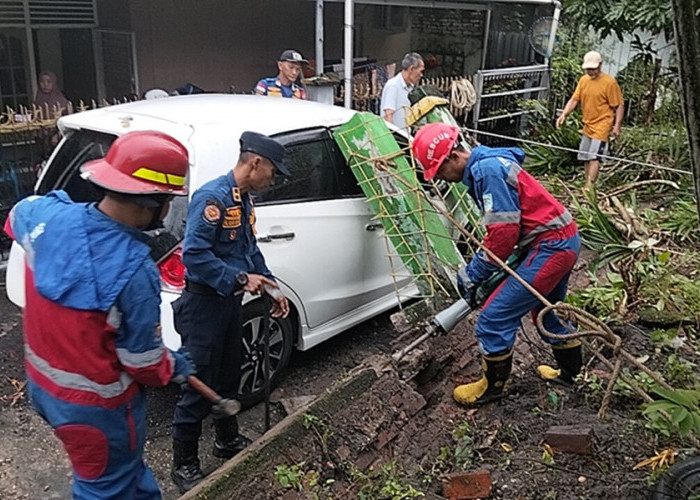 DETIK-DETIK PAGAR ROBOH TIMPA MOBIL! Aksi Dramatis Damkar Evakuasi di Tengah Sisa Hujan Deras