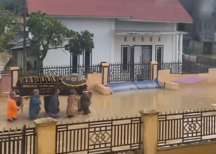 Viral Video Warga Gotong Keranda, di Tengah Banjir di Kerinci