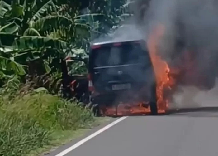 Kendaraan Pengisi Ulang ATM Terbakar, Uang Rp4,6 Miliar Lenyap Dilalap Api