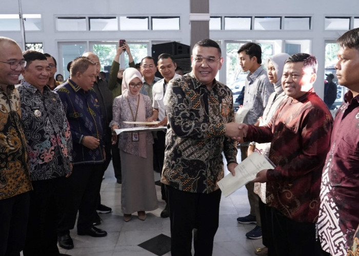 Serahkan Sertipikat ke Penggiat UMKM, Wamen Ossy Harap Masyarakat Dapat Kembangkan Usaha 