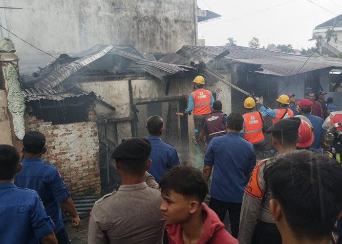 Tragis! Dua Rumah di Jambi Selatan Terbakar, Seorang Pemuda Ditemukan Tewas Terkunci di Kamar