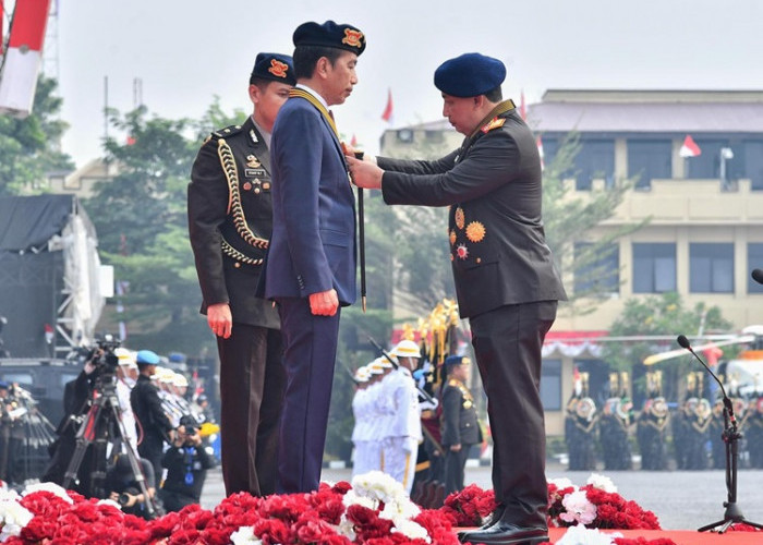 Kapolri Anugerahi Presiden Jokowi Medali Kehormatan Loka Praja Samrakshana