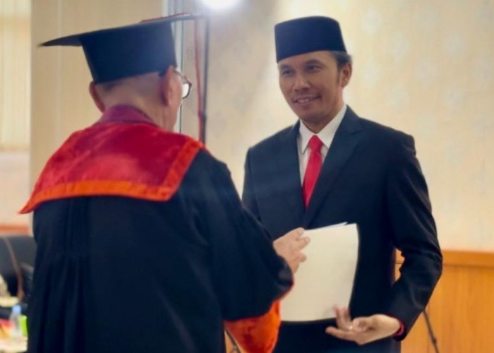 Ketua DPRD Jambi Resmi Bergelar Doktor dengan Predikat Cumlaude