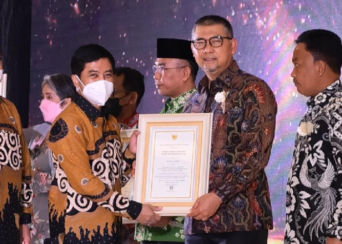 Wali Kota Jambi Syarif Fasha Kembali Sabet 2 Penghargaan STBM dari Menteri Kesehatan