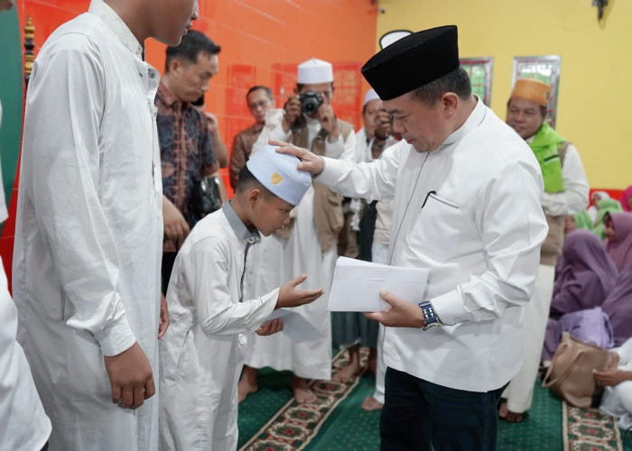 Gubernur Al Haris Santuni Anak Yatim dan Dhuafa saat Isra’ Mi’raj di Masjid Cheng Hoo