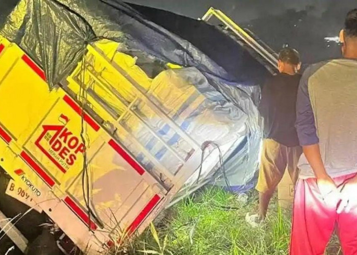 Truk Kopdes Terperosok di Jalinsum Bungo, Warga Soroti Kabut Asap dan Rambu Jalan